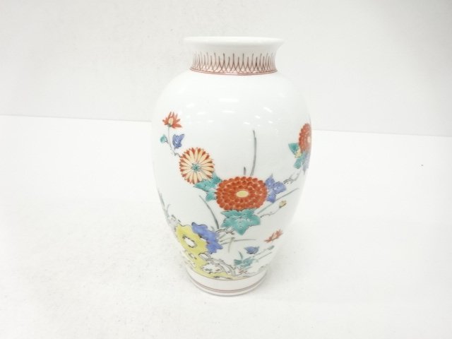 Living National Treasure, Kakiemon Sakaida, brocade vase with chrysanthemum desi